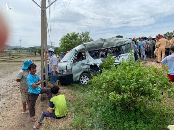 Tai nạn ở Bình Thuận: Tàu lửa tông xe 16 chỗ, 3 người tử vong tại chỗ - ảnh 2