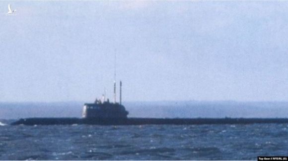 Ông Putin yêu cầu điều tra vụ tàu ngầm bốc cháy bất thường - Ảnh 1.