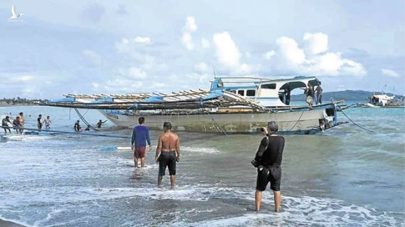 Tàu cá Gem-Ver 1 của Philippines hư hại nặng khi bị tàu Trung Quốc đâm  /// Tuần duyên Philippines