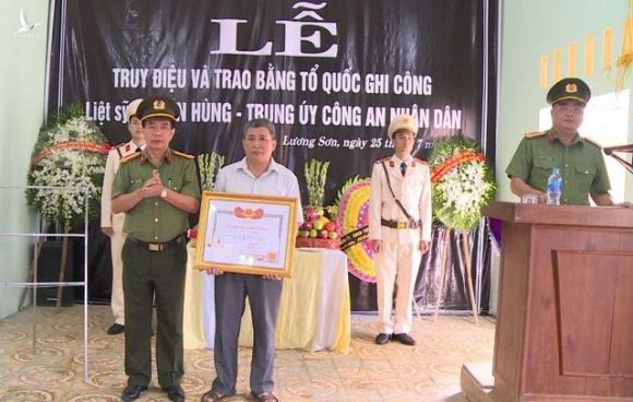 Trao bằng “Tổ quốc ghi công” cho thân nhân Trung úy công an hy sinh khi cứu đồng đội - 2