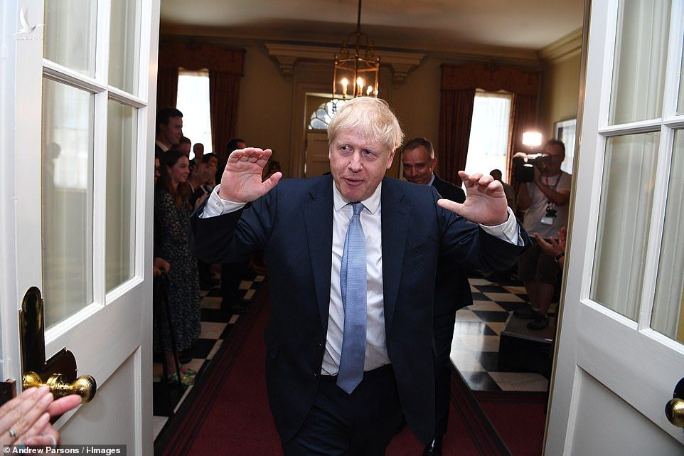 Tân Thủ tướng Anh Boris Johnson đứng trước cổng số 10 phố Downing. (Ảnh: Getty Images) 