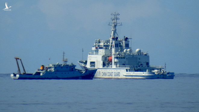 Tàu hải cảnh 3501 neo cạnh tàu nghiên cứu biển 20026 cạnh bãi Gạc Ma thuộc Trường Sa của VN vào tháng 4.2016. Tàu này hiện đang bảo vệ tàu Hải Dương Địa chất 8 hoạt động trái phép trong thềm lục địa VN từ đầu tháng 7.2019