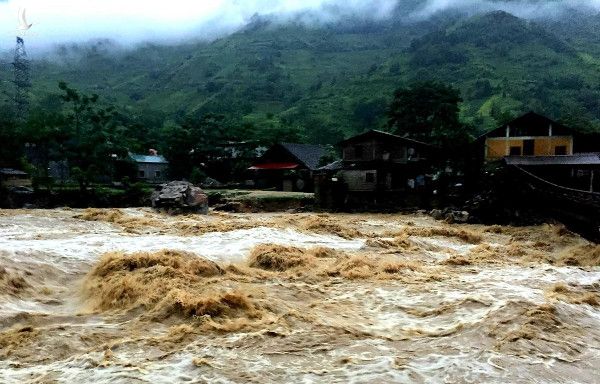 Nước trên thượng nguồn đổ xuống xã Bản Hồ, huyện Sa Pa, tỉnh Lào C, khiến nhiều nhà cửa của người dân bị ảnh hưởng.