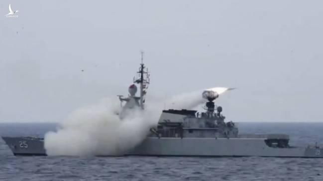 Malaysia tập trận phóng tên lửa sau khi bị Trung Quốc làm khó ở biển gần nhà - Ảnh: Hải quân Hoàng gia Malaysia 