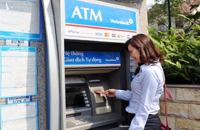 Khách hàng bực bội vì một thẻ ATM đang gánh cả "rừng" loại phí