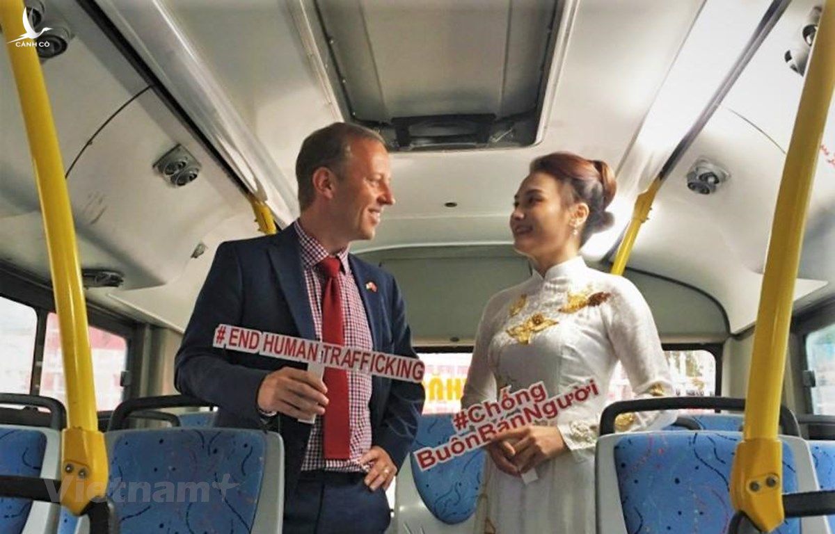 Đại sứ Anh Gareth Ward và diễn viên Bảo Thanh chia sẻ những thông điệp về phòng chống mua bán người trên xe buýt. 