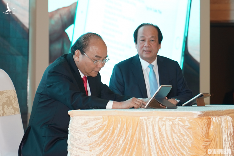 Thủ tướng Nguyễn Xuân Phúc ký ban hành văn bản trên hệ thống quản lý văn bản điện tử, tại lễ khai trương Trục Liên thông văn bản quốc gia phục vụ gửi, nhận văn bản điện tử do Văn phòng Chính phủ tổ chức, ngày 12/3 tại Hà Nội. Ảnh 
