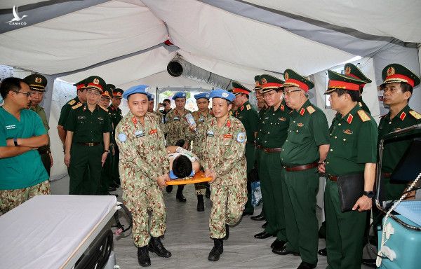 Thượng tướng Nguyễn Chí Vịnh, Thứ trưởng Bộ Quốc phòng kiểm tra công tác chuẩn bị Bệnh viện dã chiến cấp 2 số 2. 