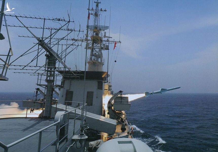 Tên lửa chống hạm YJ-83 khai hỏa từ một tàu chiến của Trung Quốc.