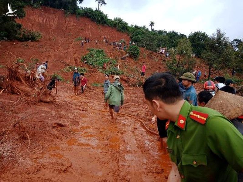 Hàng trăm người dân cùng đến hiện trường, hỗ trợ tìm kiếm. 