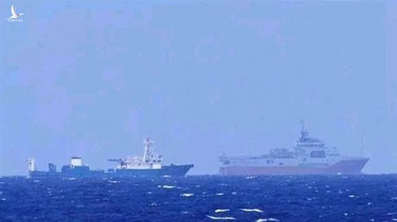 Tàu "Địa chất biển - 8" của Trung Quốc (trước) cùng tàu hộ tống hoạt động thăm dò trái phép trong vùng biển thuộc vùng đặc quyền kinh tế của Việt Nam 