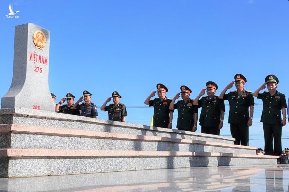 Lãnh đạo Bộ Quốc phòng 2 nước Việt Nam - Campuchia thực hiện nghi lễ chào cột mốc chủ quyền /// Ảnh: Mai Thanh Hải