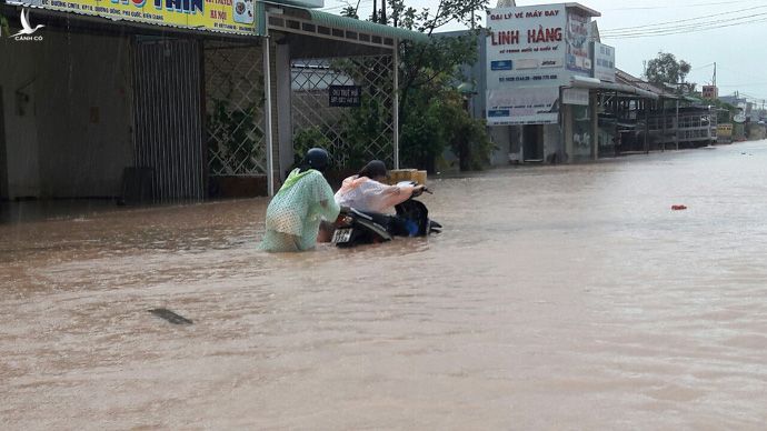 Đường Cách Mạng Tháng Tám, khu phố 10, thị trấn Dương Đông, biến thành sông. 