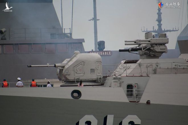 Cận cảnh bộ đôi hải pháo AK-176M và tổ hợp vũ khí phòng không Palma-SU khi nhờ từ xa. Tham dự IMDEX năm nay, Tàu 016-Quang Trung được trang bị hệ thống vũ khí chiến đấu tiêu chuẩn, sẵn sàng cho mọi yêu cầu tác chiến trên biển. Ảnh: haohanfwa.com