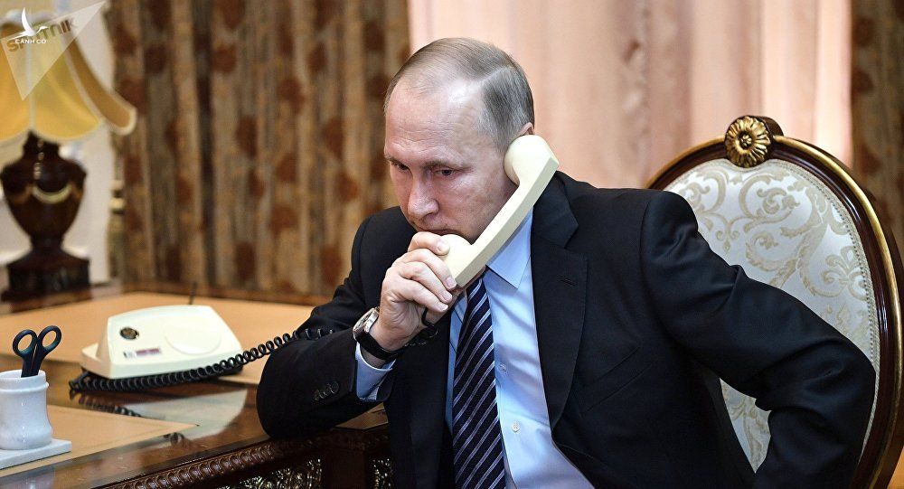 Tổng thống Putin không sử dụng bất cứ điện thoại thông minh (smartphone) hay thiết bị nhắn tin nào, và hiếm khi lên mạng internet. 