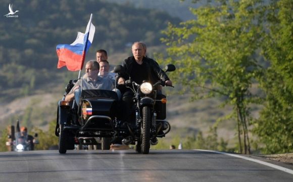Sau màn trổ tài siêu ngầu ở Crimea, TT Putin bị người dân Nga đòi... phạt tiền vì lí do ít ai ngờ tới