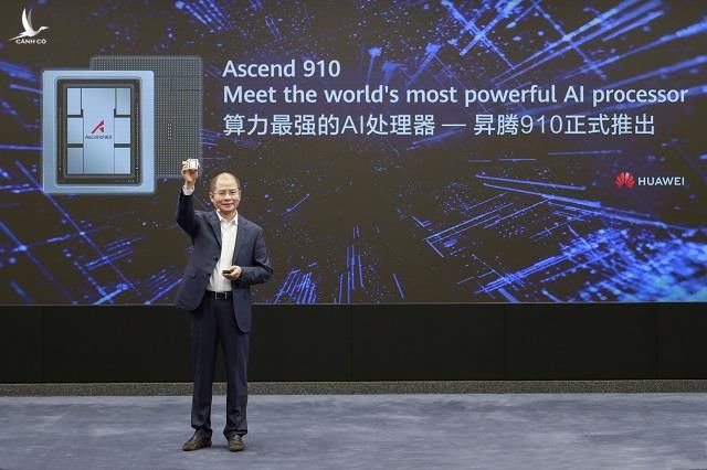 Ông Eric Xu chia sẻ tại họp báo ra mắt chip AI mới. Ảnh: Huawei. 