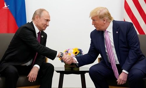 Tổng thống Mỹ Donald Trump (phải) và Tổng thống Nga Vladimir Putin gặp mặt bên lề hội nghị thượng đỉnh G20 ở Osaka, Nhật Bản, hồi cuối tháng 6. Ảnh: Reuters.
