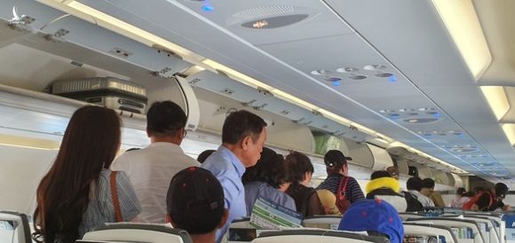 Bamboo Airways lỗ hơn 300 tỉ đồng sau hơn 3 tháng bay - Ảnh 1.