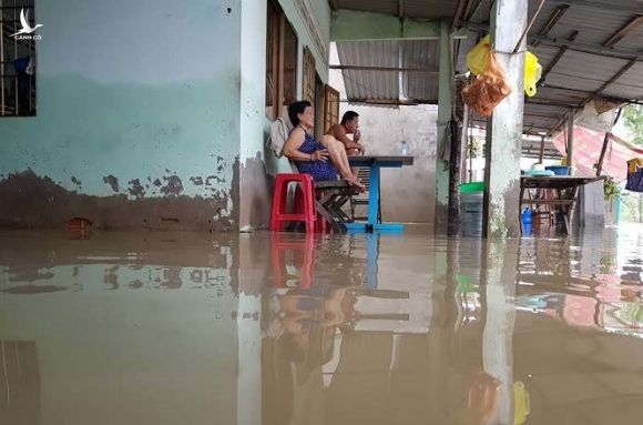 Cận cảnh cuộc sống bị đảo lộn do ngập lụt lịch sử ở Phú Quốc  - ảnh 8