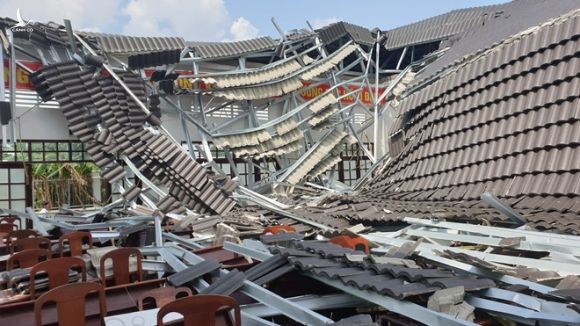 Hội trường nằm trong khu hành chính UBND TT.Ngã Sáu, H.Châu Thành, Hậu Giang bất ngờ bị sập mái, đổ nát /// Ảnh: Trần Hồ