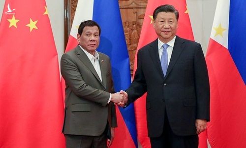 Tổng thống Philippines Rodrigo Duterte (trái) và Chủ tịch Trung Quốc Tập Cận Bình (phải) tại Bắc Kinh ngày 29/8. Ảnh: ABS-CBN. 