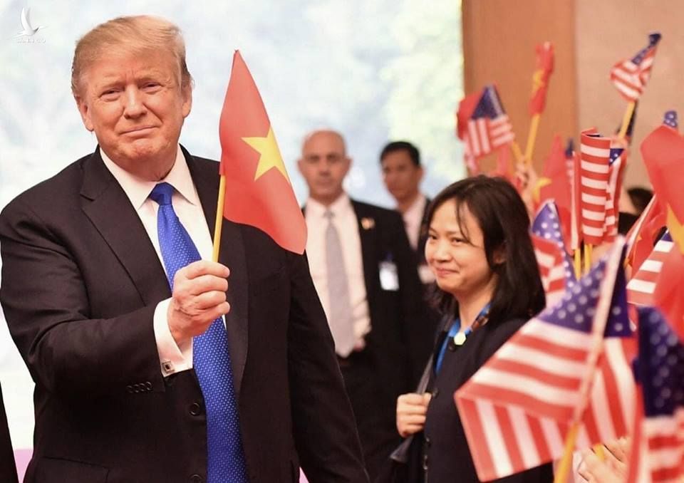 Tổng thống Mỹ Donald Trump vẫy cờ Việt Nam tươi cười vui vẻ tại Văn phòng Chính phủ (27/2/2019) 