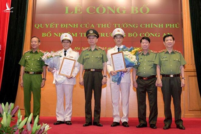 Lãnh đạo Bộ Công an chúc mừng 2 tân thứ trưởng. Ảnh: An ninh Thủ đô. 