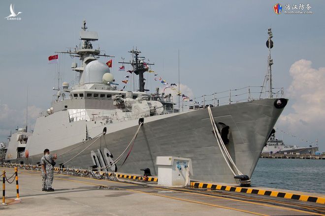 Sự xuất hiện của Tàu 016-Quang Trung cũng dành được sự chú ý đặc biệt của các phóng viên ảnh quốc tế có mặt tại tại Changi, Singapore, đối với họ đây là cơ hội tốt để tìm hiểu về một trong những tàu chiến có thể xem là mạnh nhất nhì ở khu vực Đông Nam Á. Ảnh: haohanfwa.com