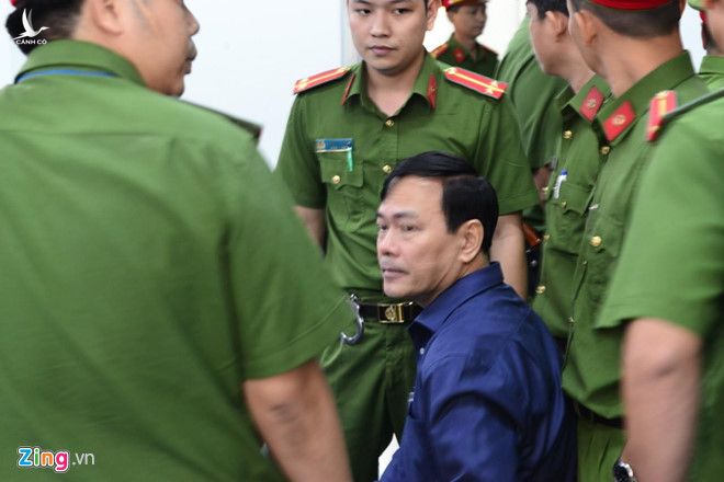 Nguyễn Hữu Linh không đứng dậy nỗi sau khi nghe tuyên án.