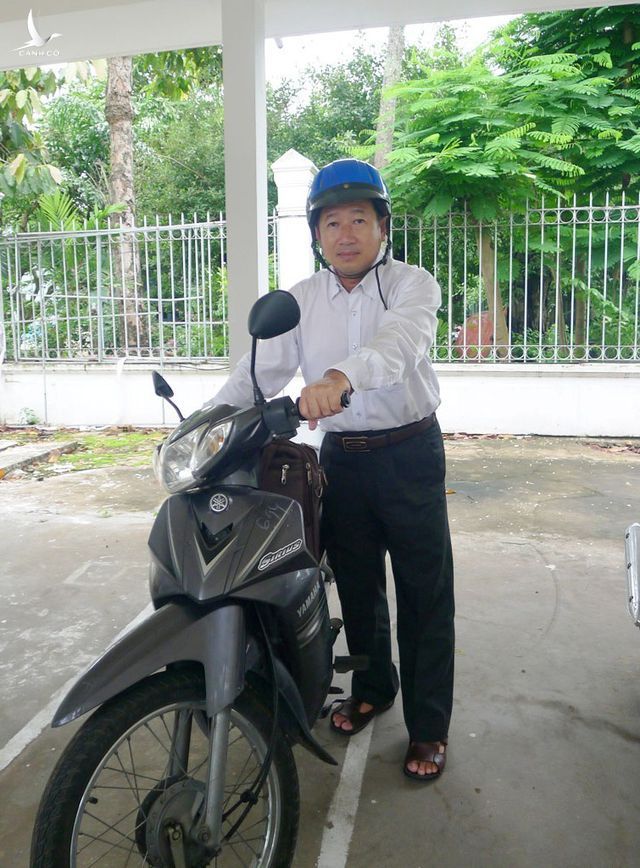 Ông Đoàn Tấn Bửu - Phó Chủ tịch UBND tỉnh Đồng Tháp cũng thường xuyên đi xe máy đến nơi làm việc. Có những hôm thời tiết đẹp ông còn tự đạp xe đạp đi làm. 