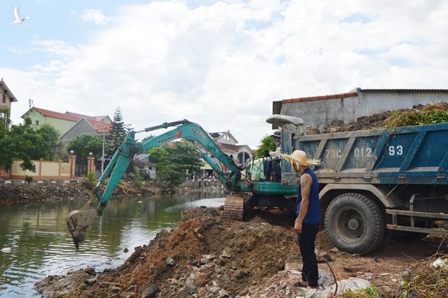 Anh Đinh Tý thuê máy múc khơi thông dòng kênh Rào Con.