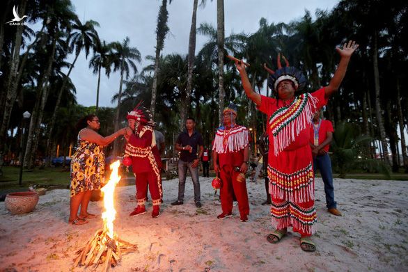 Thổ dân bản địa Suriname cầu nguyện cho rừng rậm Amazon được bảo vệ - Ảnh: REUTERS 