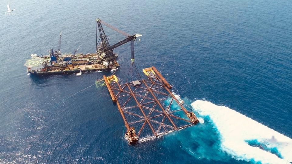     Ngày 18/8/2019, Việt Nam vừa hạ đặt chân đế giàn khoan dầu khí nặng 14.000 tấn của dự án Sao Vàng – Đại Nguyệt tại khu vực thềm lục địa phía Nam Tổ quốc. Thêm một cột mốc chủ quyền sừng sững giữ biển khơi.