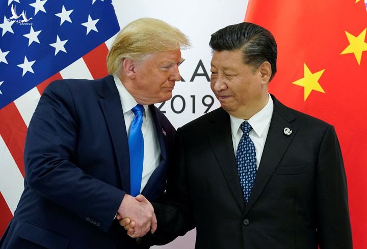 Cái bắt tay của Tổng thống Mỹ Donald Trump và Chủ tịch Trung Quốc Tập Cận Bình. 
