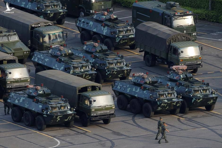 500 phương tiện chở quân với nhiều xe bọc thép đang đậu trong sân vận động thuộc Trung tâm Thể thao Vịnh Thâm Quyến, theo AP