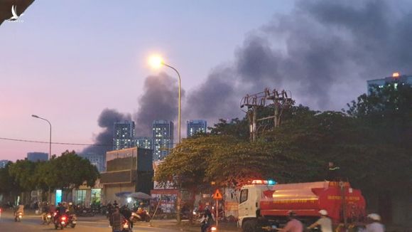 Hà Nội: Nhà kho Công ty Rạng Đông cháy ngùn ngụt, lửa lan sang khu dân cư - ảnh 1