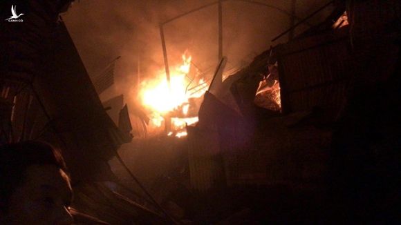 Hà Nội: Nhà kho Công ty Rạng Đông cháy ngùn ngụt, lửa lan sang khu dân cư - ảnh 3