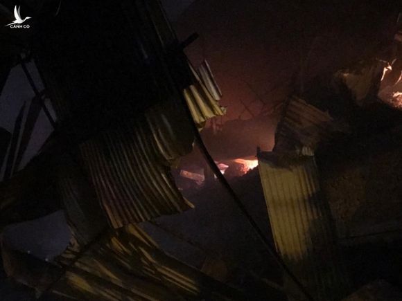 Hà Nội: Nhà kho Công ty Rạng Đông cháy ngùn ngụt, lửa lan sang khu dân cư - ảnh 15