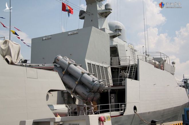 Tàu 016-Quang Trung, đều được trang bị thêm các ống phóng ngư lôi 533mm nhằm tăng khả năng chống ngầm, kết hợp với đó là hệ thống định vị thủy âm dùng để phát hiện, theo dõi, xác định vị trí tàu ngầm để tiêu diệt. Ảnh: haohanfwa.com
