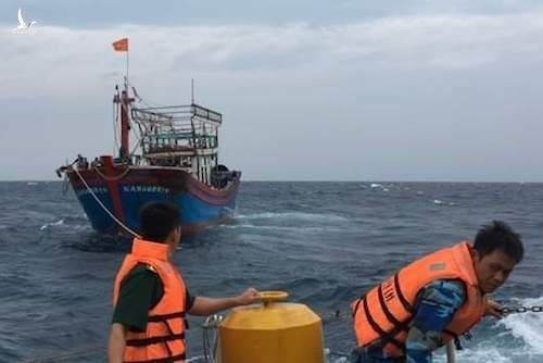 Tàu cá Nghệ An gặp nạn trên đường lai dắt vào bờ. Ảnh: Biên phòng Nghệ An