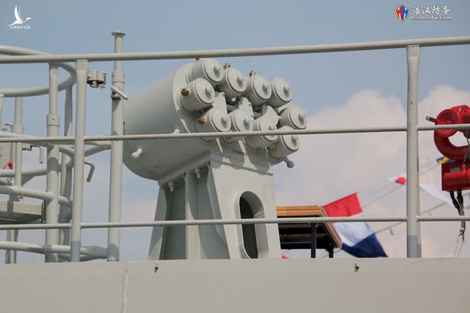 Tổ hợp mồi bẫy nhiệt PK-16 mà Tàu 016 - Quang Trung được trang bị. PK-16 có nhiệm vụ gây nhiễu đường ngắm của các loại vũ khí chống hạm (như tên lửa) dẫn đường bằng radar hay quang học, đây là loại vũ khí có ý nghĩa cực kỳ quan trọng trong việc đảm bảo sự sống còn của tàu chiến khi hoạt động tác chiến trên biển. Ảnh: haohanfwa.com