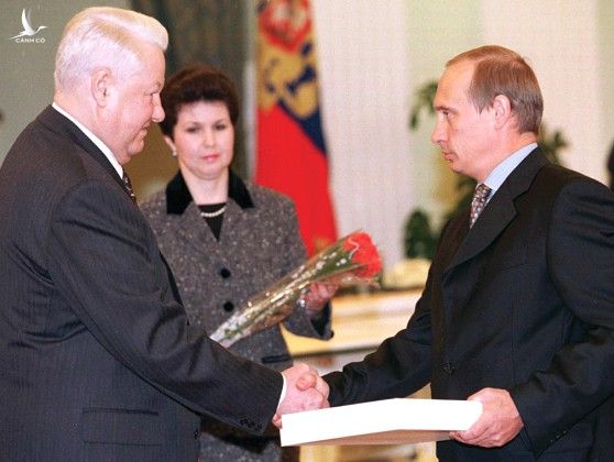 Ông Vladimir Putin (phải) nhận bàn giao từ ông Boris Yeltsin 20 năm trước . 
