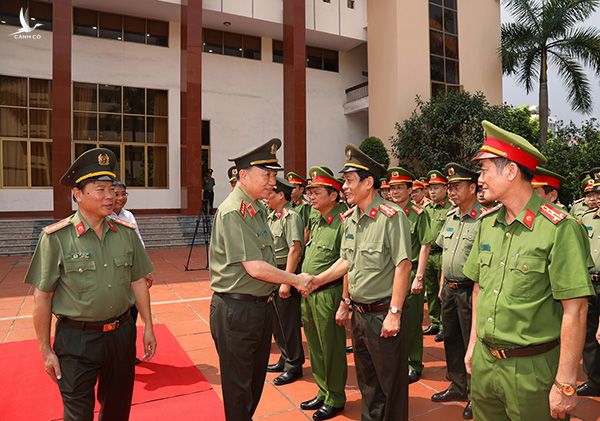 Bộ trưởng Tô Lâm thăm hỏi cán bộ, chiến sỹ Công an tỉnh Quảng Ninh.