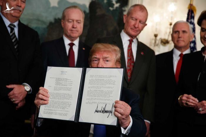 Ông Trump ký lệnh tăng thuế trả đũa đợt thuế mới của Trung Quốc. Cuộc chiến thương mại đang leo thang và khó có khả năng hạ nhiệt. Ảnh: AP