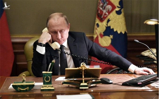 Tổng thống Nga Putin sử dụng điện thoại cố định tại bàn làm việc của mình. Ảnh: Sputnik. 