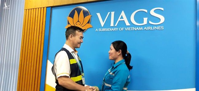 Ông Trần Anh Tuấn, Đội trưởng Đội Dịch vụ trên tàu của VIAGS, thay mặt lãnh đạo tuyên dương chị Phùng Thị Ngọc 