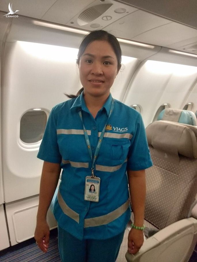 Chị Phùng Thị Ngọc hiện là nhân viên thuộc Đội dịch vụ trên tàu, VIAGS chi nhánh Tân Sơn Nhất. Công việc của chị là dọn vệ sinh máy bay 