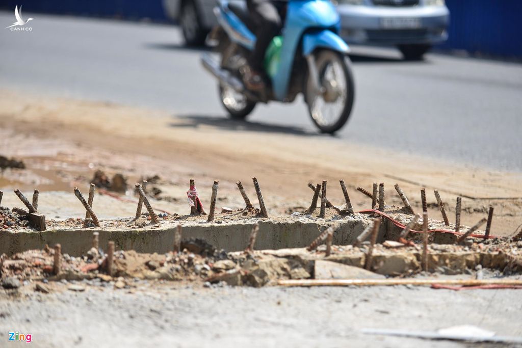 Những đầu sắt nhằng nhịt trên miệng cống không nắp gây nguy hiểm nhất là vào buổi tối hoặc khi mưa ngập. 