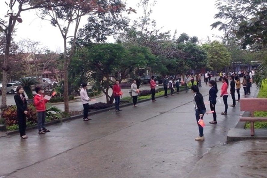 Một trong những hình ảnh "phản cảm" kinh điển khi học sinh xếp hàng đón lãnh đạo trong cái lạnh 13-15 độ C. Ảnh ST 